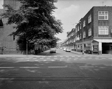 856890 Gezicht in de Cornelis Mertenssstraat te Utrecht, vanaf de Amsterdamsestraatweg, met rechts Automatiek Chr. van ...